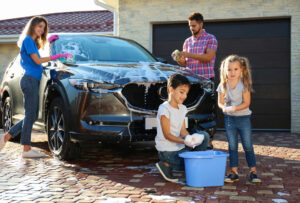 ガレージの前で家族が洗車している